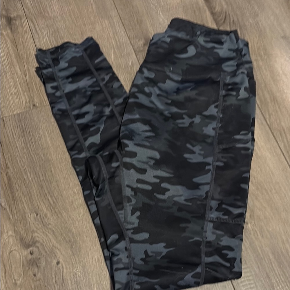 Camo Leggings. Size L. Gray/Black
